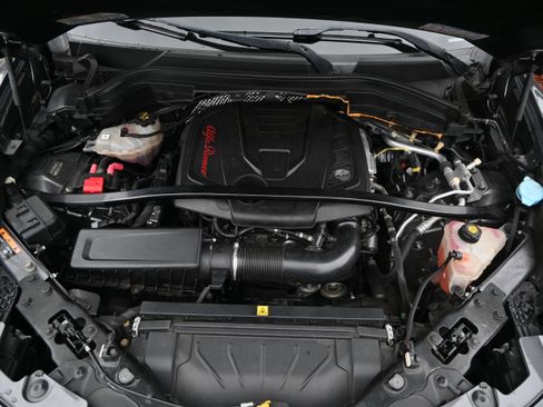 Used 2018 Alfa Romeo Stelvio AWD image 31
