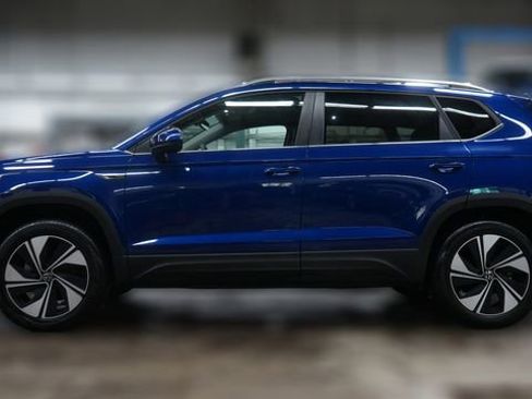 Certified 2024 Volkswagen Taos SE image 4