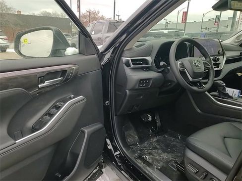 New 2026 Toyota Highlander Platinum image 9