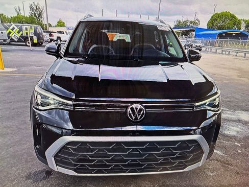 Used 2025 Volkswagen Taos SE FWD image 3