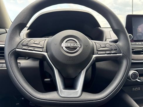 Used 2024 Nissan Altima 2.5 SV FWD image 8