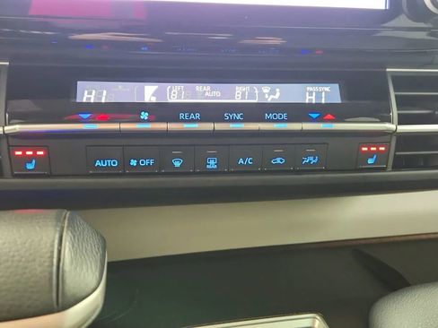 Used 2024 Toyota Sienna XLE image 38