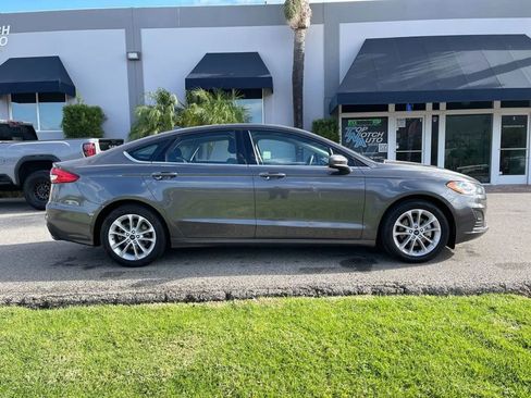 Used 2019 Ford Fusion SE image 4
