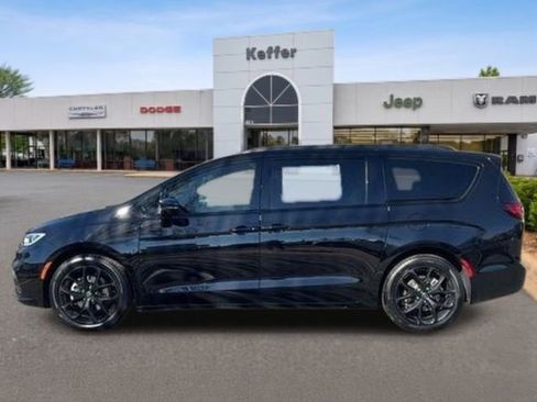 New 2026 Chrysler Pacifica Limited w/ S Appearance Package FWD image 2