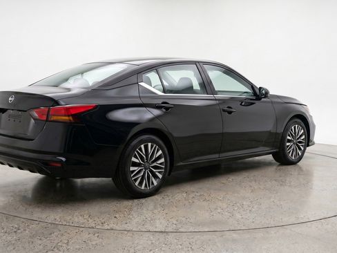 Used 2025 Nissan Altima 2.5 SV FWD image 9