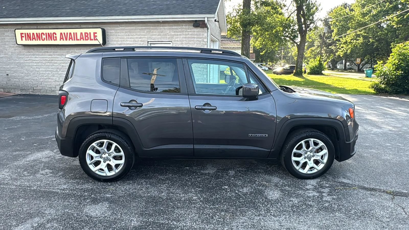 Used 2017 Jeep Renegade Latitude FWD image 9