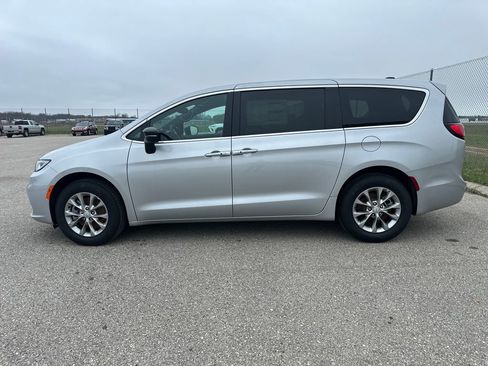 New 2026 Chrysler Pacifica Select AWD/4WD image 2
