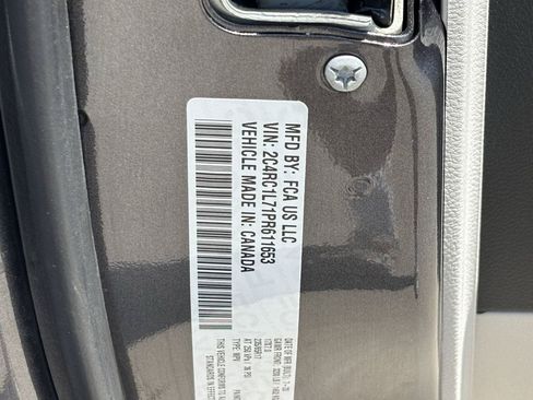 Used 2023 Chrysler Pacifica Touring-L FWD image 31