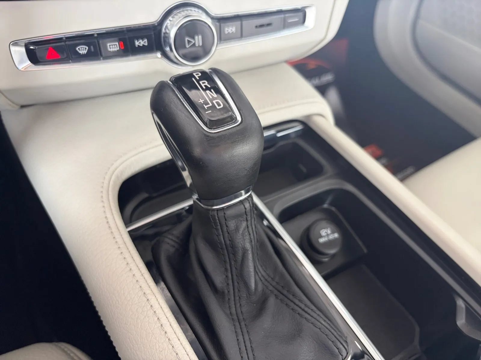 Used 2018 Volvo S90 T6 Momentum w/ Convenience Package AWD/4WD image 26