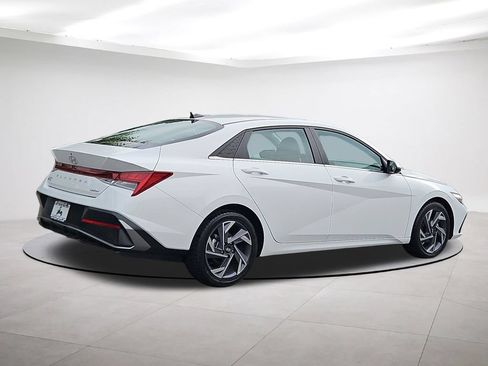Used 2025 Hyundai Elantra Limited FWD image 7