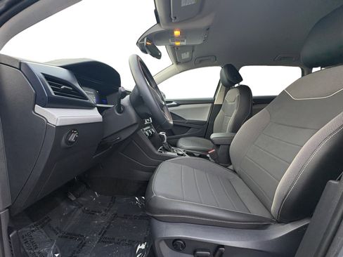 Used 2023 Volkswagen Taos SE image 2