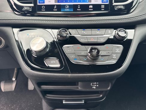 New 2026 Chrysler Pacifica Select FWD image 13