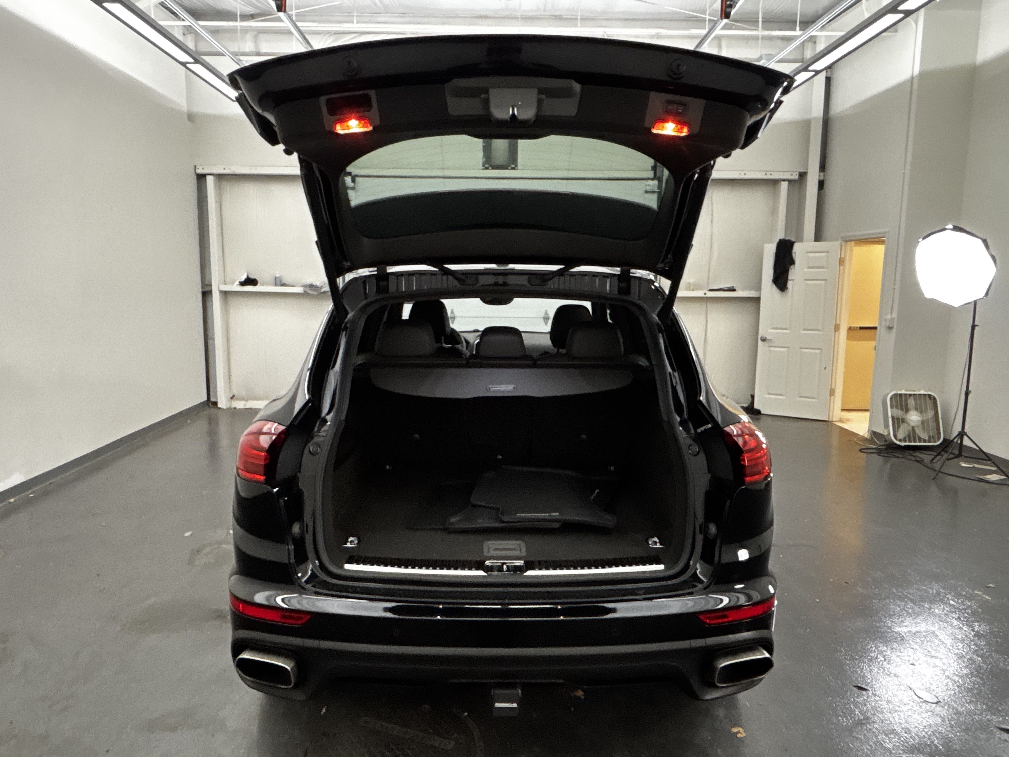 Used 2018 Porsche Cayenne Platinum Edition AWD/4WD image 7