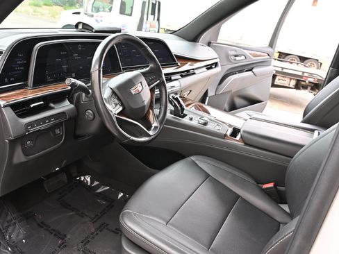 Used 2022 Cadillac Escalade ESV Luxury AWD/4WD image 11
