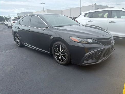 Used 2022 Toyota Camry SE FWD image 2