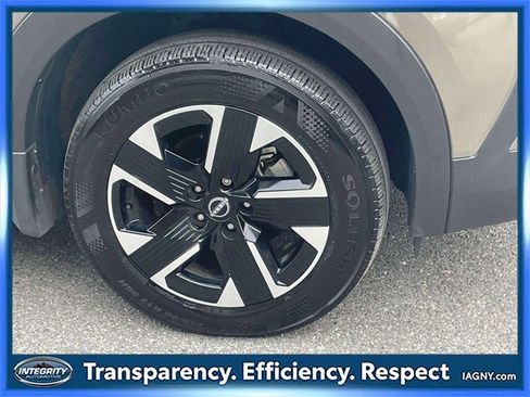 Certified 2025 Nissan Kicks SV image 9