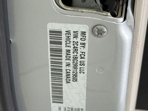 Used 2024 Chrysler Pacifica Touring-L FWD image 23