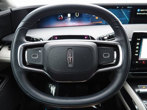 Used 2025 Lincoln Nautilus Premier image 21