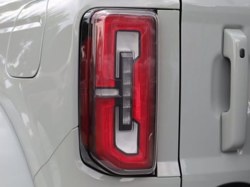 Used 2024 Ford Bronco Outer Banks w/ Sasquatch Package AWD/4WD image 32