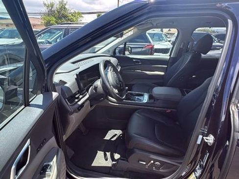 Used 2025 Kia Carnival EX FWD image 6