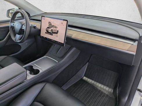 Used 2024 Tesla Model Y Long Range AWD/4WD image 21