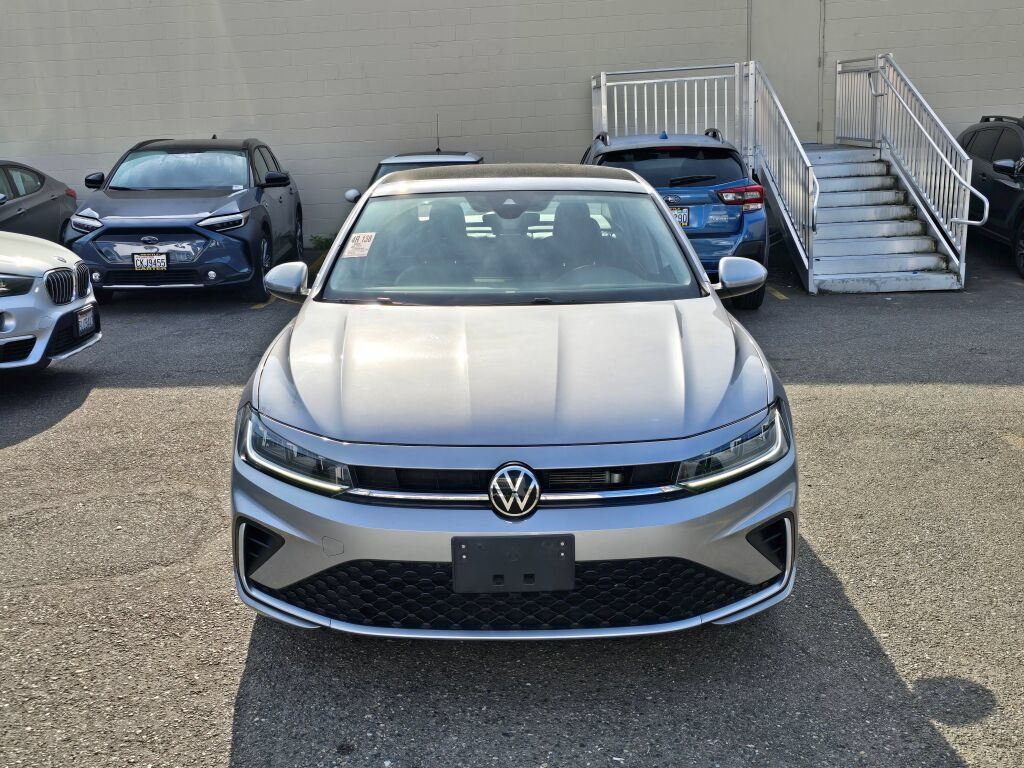 Used 2025 Volkswagen Jetta SE FWD image 2