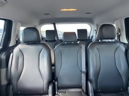 Used 2026 Kia Carnival FWD image 40