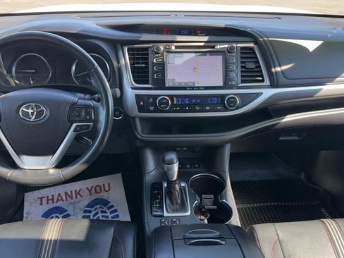 Used 2019 Toyota Highlander SE w/ Nightshade Edition AWD/4WD image 12
