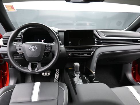 Used 2025 Toyota Camry SE image 15