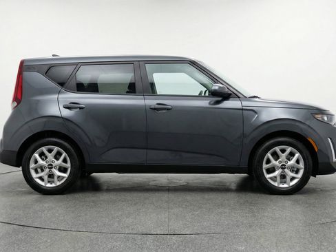 Used 2025 Kia Soul LX w/ LX Technology Package FWD image 11