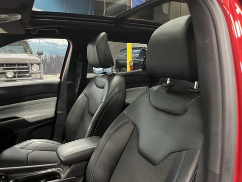 Certified 2025 Jeep Compass Latitude w/ Sun & Sound Group AWD/4WD image 25