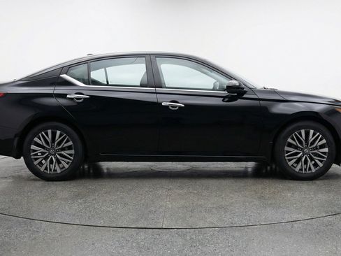 Used 2025 Nissan Altima 2.5 SV FWD image 11