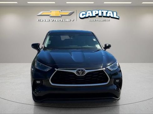 Used 2024 Toyota Highlander LE FWD image 8