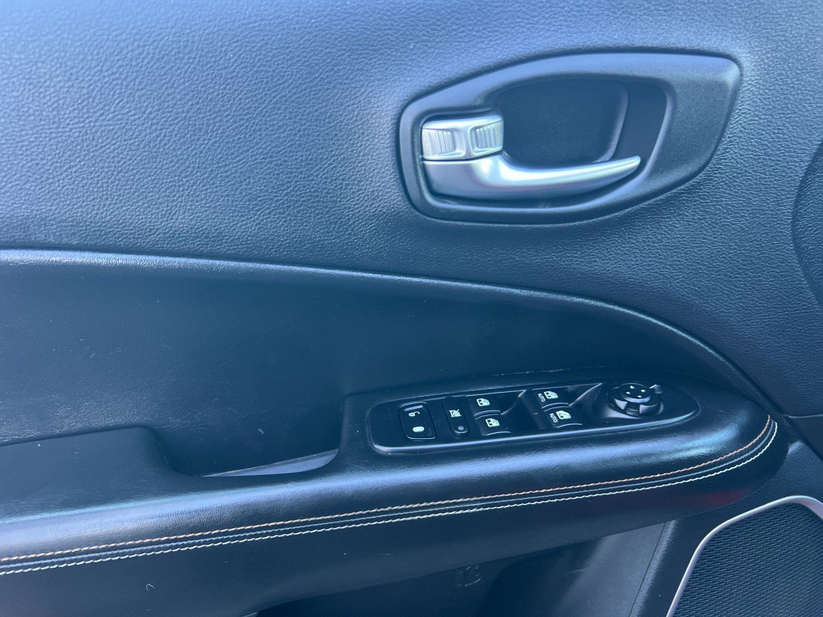 Used 2020 Jeep Compass Latitude AWD/4WD image 10