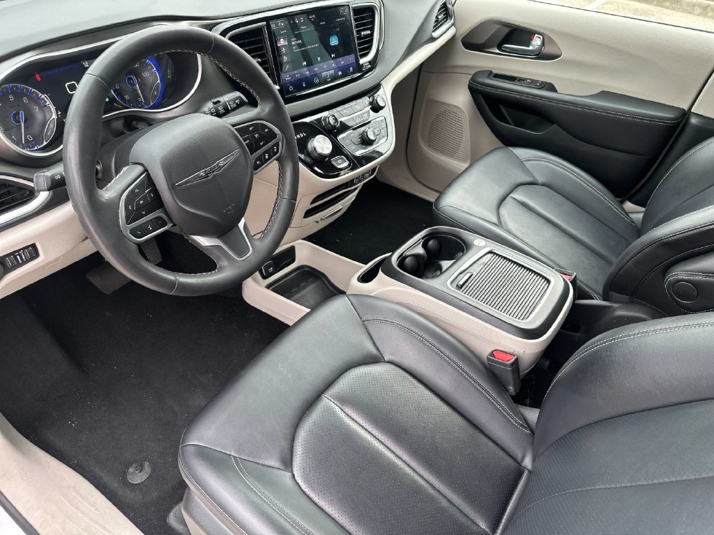 Used 2024 Chrysler Pacifica Touring-L FWD image 9