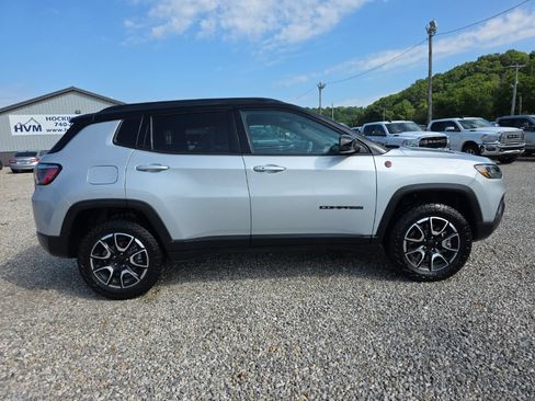 Used 2024 Jeep Compass Trailhawk AWD/4WD image 4