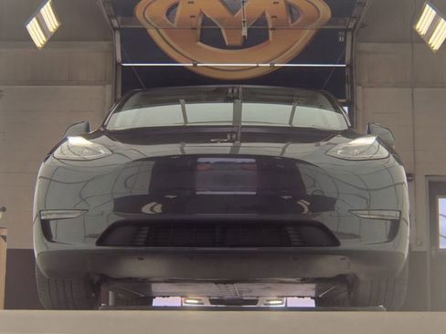 Used 2024 Tesla Model Y Long Range RWD image 8