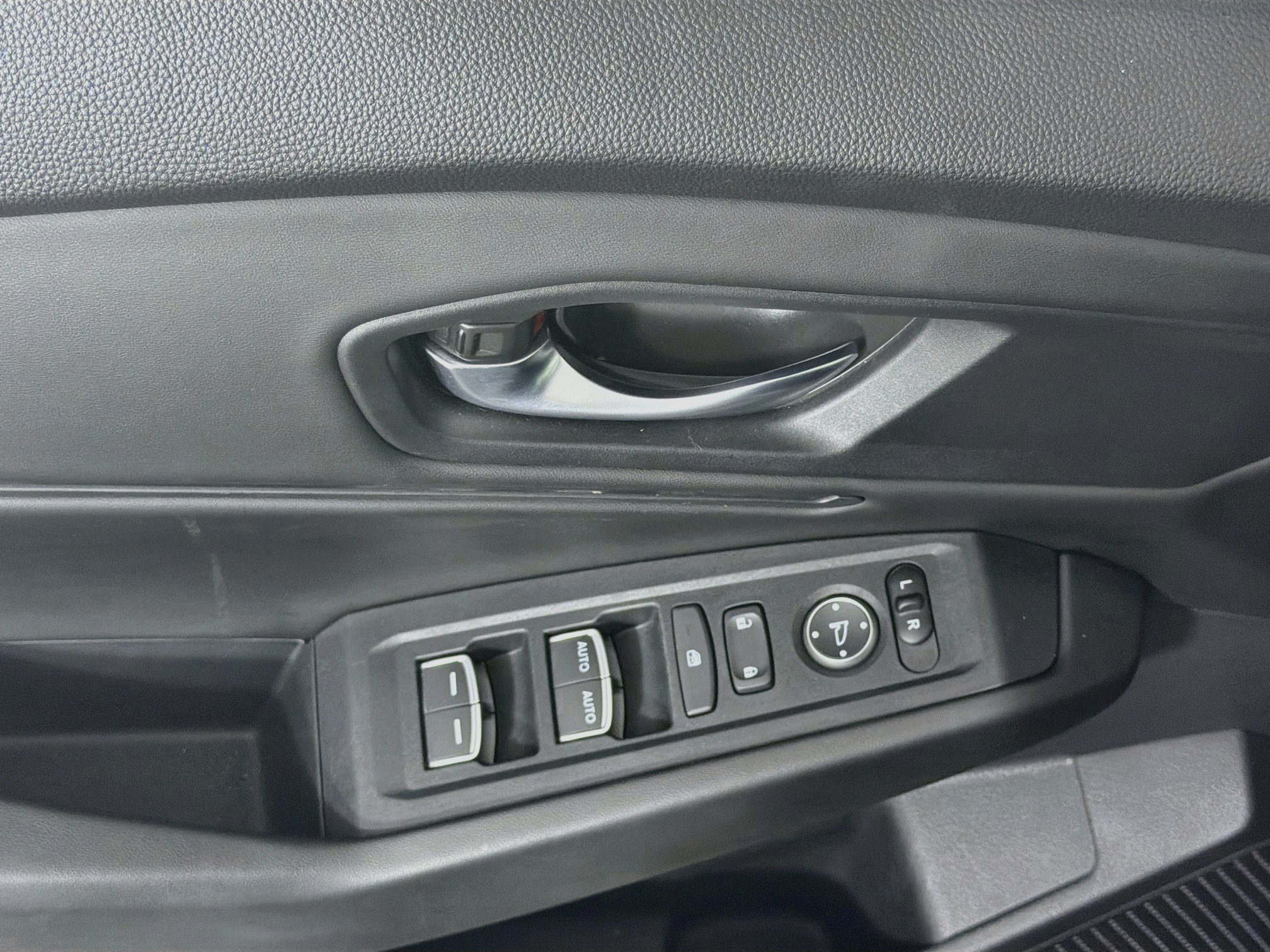 Used 2025 Honda Accord SE image 15