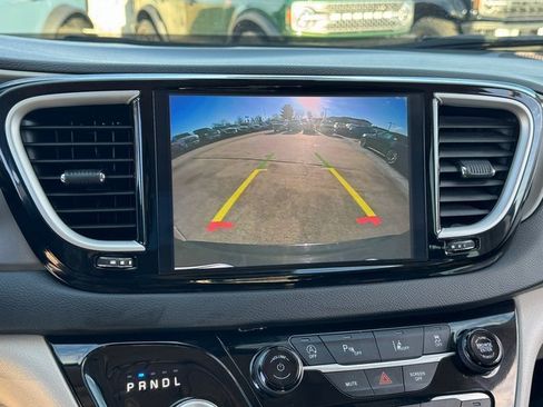 Used 2023 Chrysler Pacifica Touring-L image 27