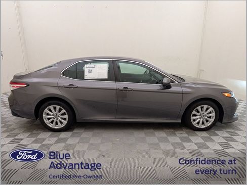 Used 2018 Toyota Camry LE FWD image 2