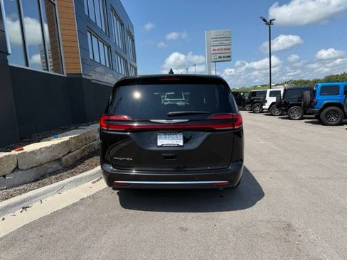 Used 2023 Chrysler Pacifica Touring-L FWD image 4
