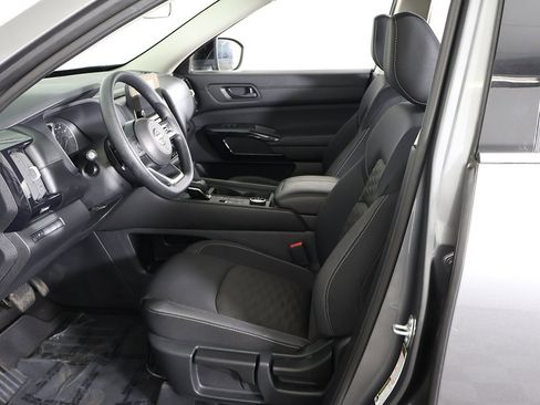 Used 2024 Nissan Pathfinder S image 28