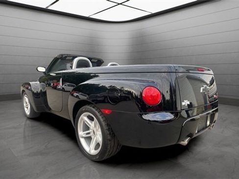Used 2004 Chevrolet SSR w/ Preferred Equipment Group image 11