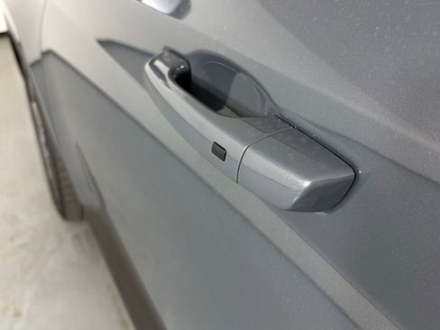 Used 2025 Hyundai Venue SEL FWD image 13