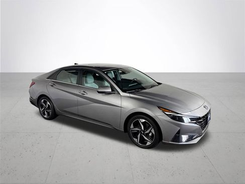 Used 2023 Hyundai Elantra Limited w/ Preferred Accessory Package FWD image 4