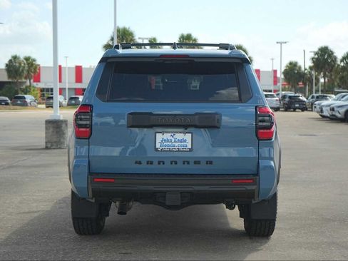 Used 2025 Toyota 4Runner SR5 AWD/4WD image 5