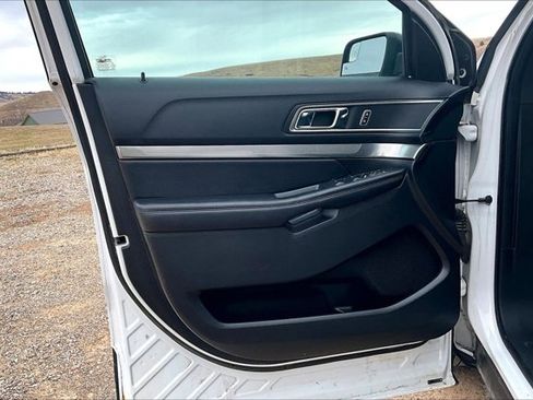 Used 2018 Ford Explorer XLT image 19