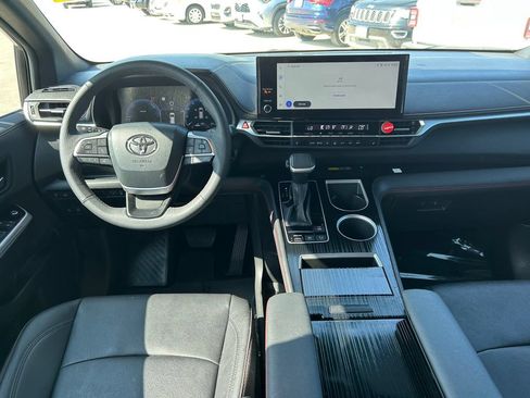 Used 2025 Toyota Sienna XSE FWD image 18