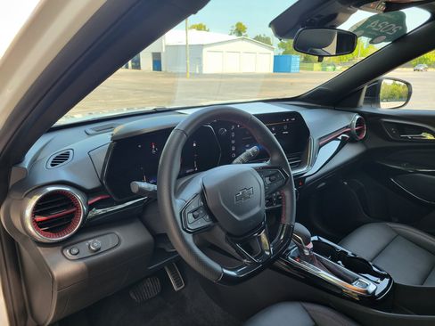 Certified 2024 Chevrolet Trax RS w/ Sunroof Package FWD image 24