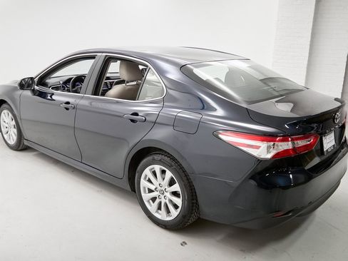 Used 2018 Toyota Camry LE image 7
